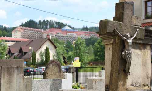 Ewa Zarychta - Cmentarz przy kościele katolickim w centrum Wisły