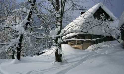 Piotr Byrt - Góralska chałupa przykryta śnieżną pierzyną