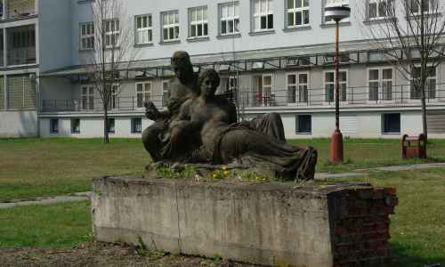 Jiří Jurzykowski - Pomnik dwóch kobiet autorstwa Vincenca Makowskiego znajdujący się w parku przy sanatorium